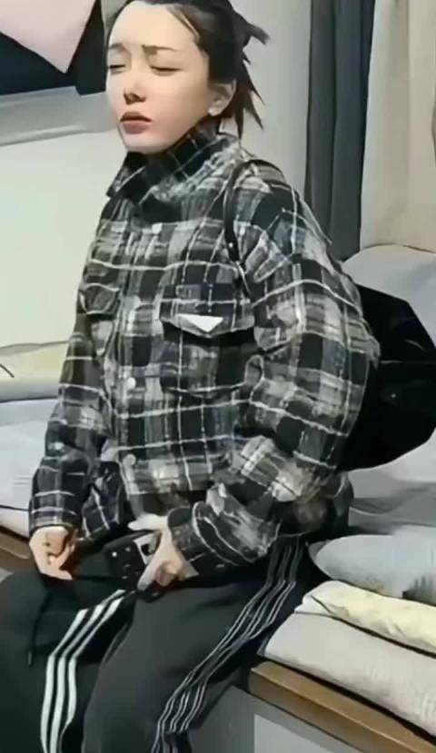 dz团建涉低俗擦边，崔阿扎孕期被催促回家，女艺人按摩老板引争议