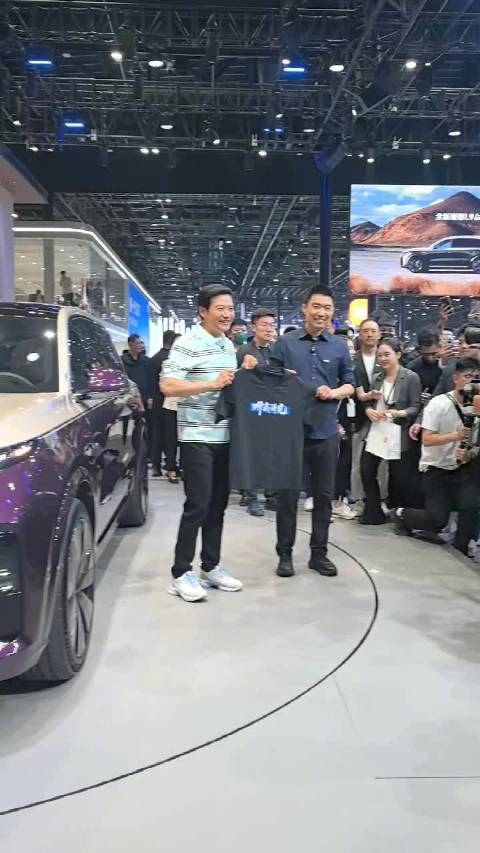 北京车展首日汽车总裁骑共享单车逛展互动