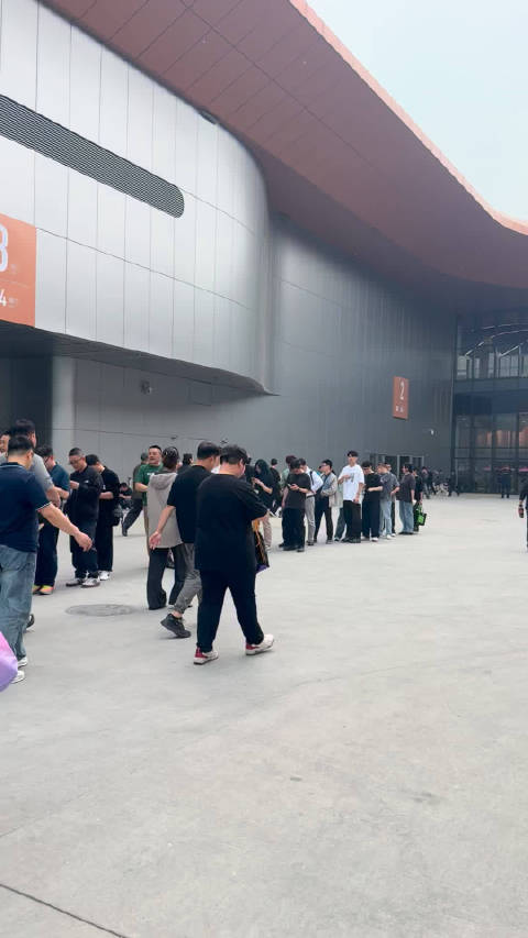 小米展台领车模的队伍！不止是年轻人，老登们也有在排队的
