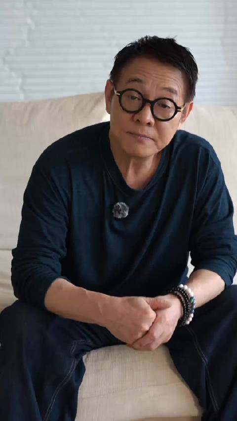 八旬奶奶穿正装看《镖人》，45年支持李连杰感动人心