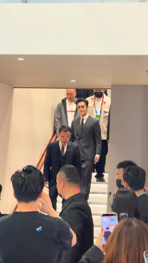 极氪009光辉车主黄晓明来了 帅不帅？