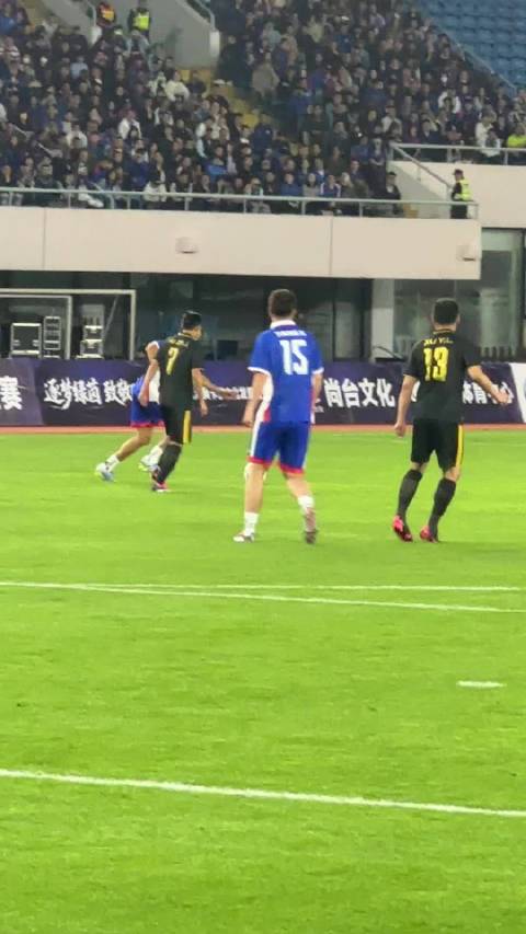 莫雷诺上演招牌倒挂金钩破门，东方荣耀1：0领先传奇明星！