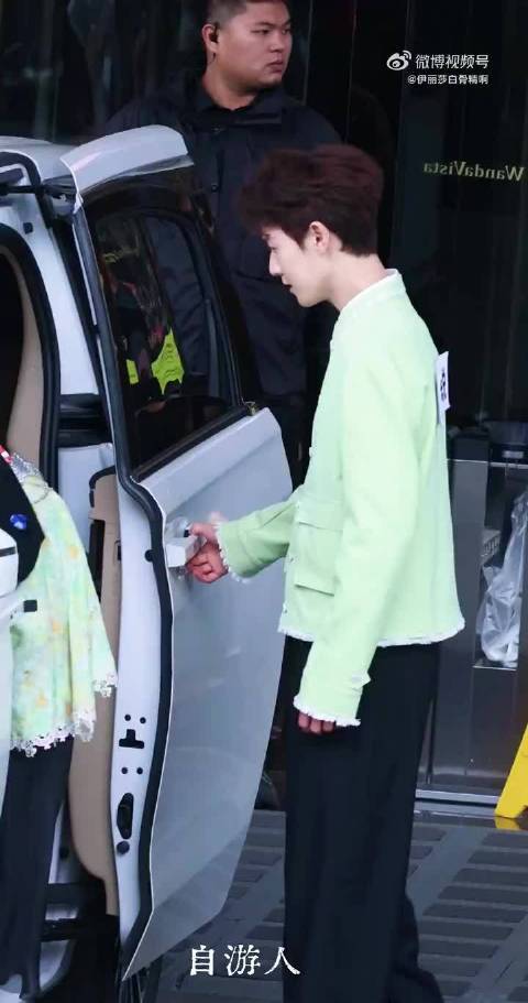 白鹿李昀锐上错车慌乱下车，迷糊行为引路透热议