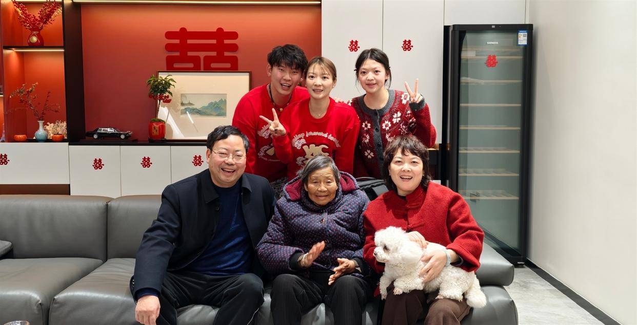 黄雅琼携夫回娘家过年，一家六口全家福曝光！奶奶坐C位妹妹比V超萌，新婚老公刘雨辰憨态可掬惹人爱