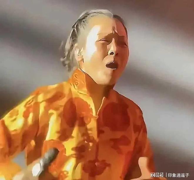 当田震披上唐装，仿佛灵魂穿越回了古代……