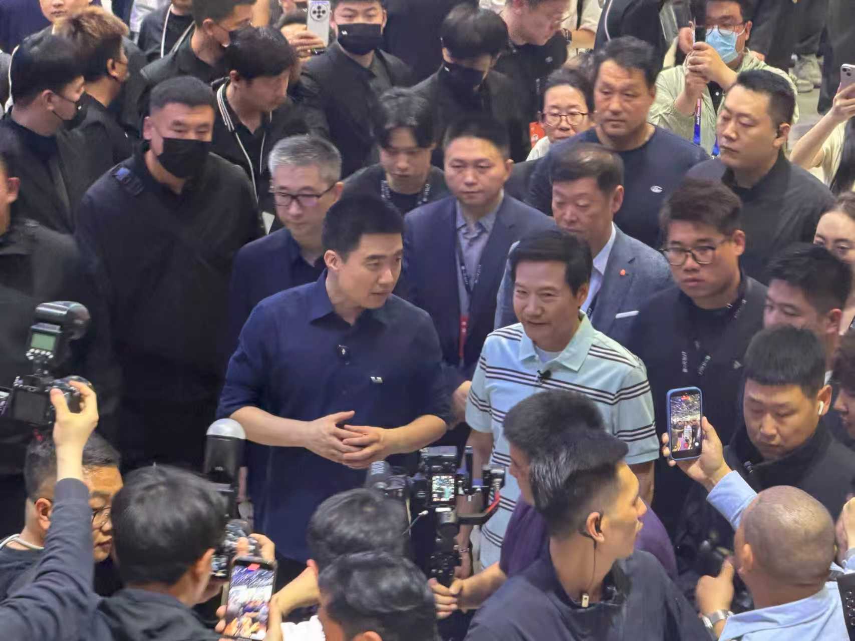 雷军亮相北京车展！逛“蔚小理”展台送T恤 李斌何小鹏热聊同行，未与李想互动