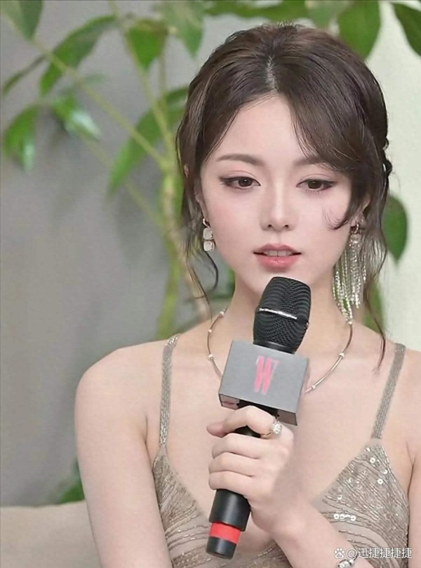 W盛典红毯群星造型大赏赵今麦杨幂李沁各展风采引领时尚新风向
