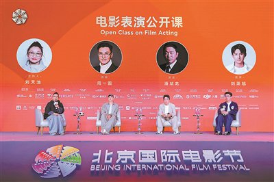 角色的边界：当表演穿越媒介的迷雾