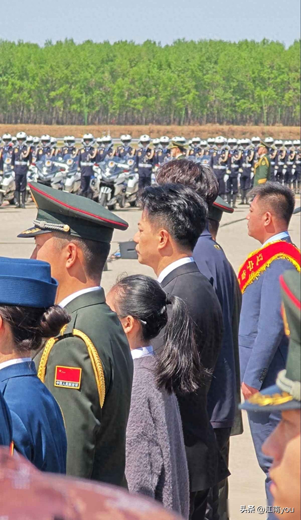 段奕宏现身志愿军烈士遗骸迎回仪式，曾在电影《长津湖》饰三营长