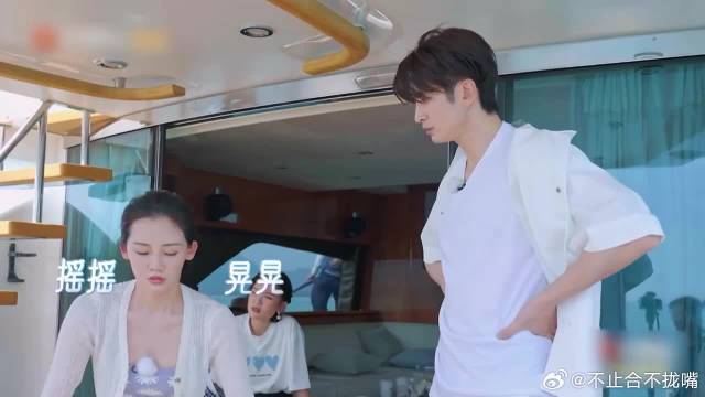 苗苗在船里晕船，下秒走到室外躺那大喊：老公救命！丨妻子的旅行
