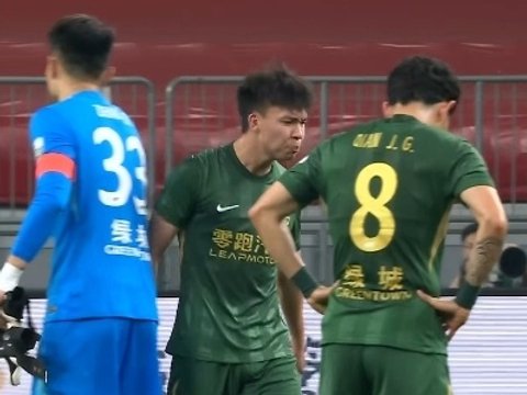 争议？19岁王钰栋近5轮0球！怒喷主裁染黄，不满队友：挥拳+叫骂