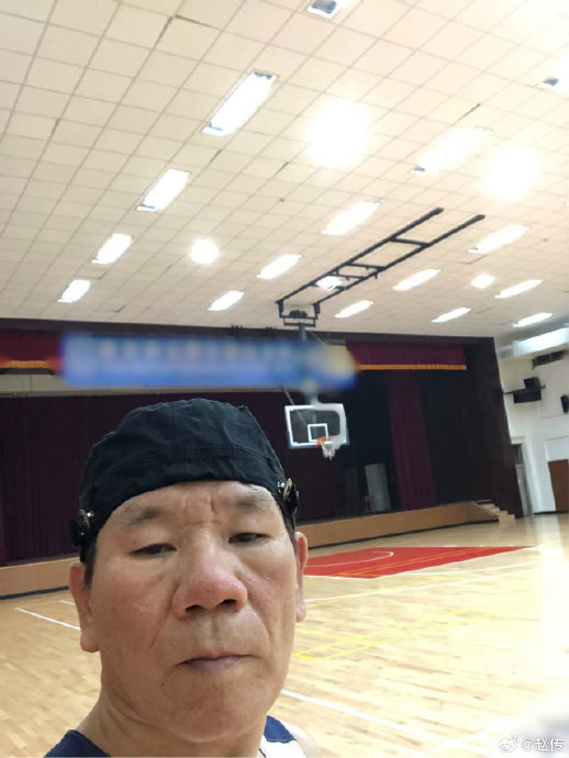 62岁赵传成都街边打球引全场合唱《小小鸟》，膝盖受伤一年后复出太燃