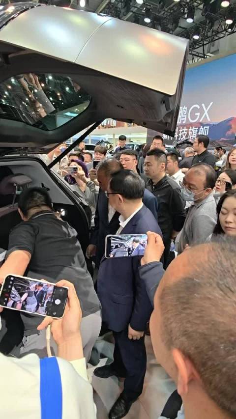 王传福路天现身小鹏展台观摩GX，比亚迪大唐店端爆单