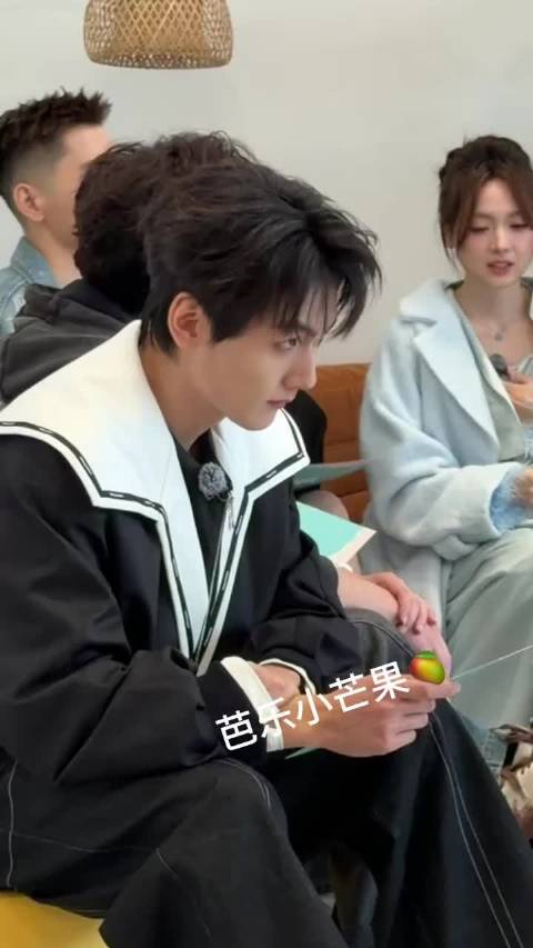 才知道原来周柯宇哥哥之前还做过收银员，也是吃过很多苦才有现在拥有的一切了