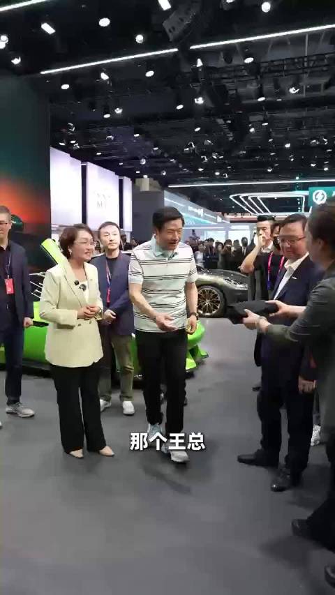 北京车展方程豹发布S系列轿车及FORMULA X跑车概念车，雷军为王传福送中国汽车主题T恤