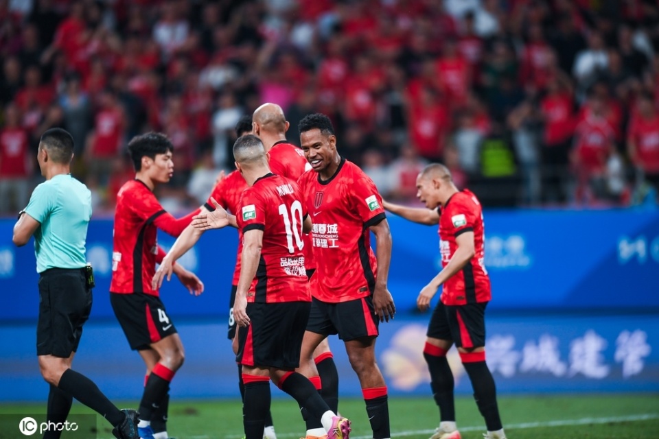 5连胜+5分领跑！中超：成都4-0横扫浙江，韦世豪、拜合拉木破门