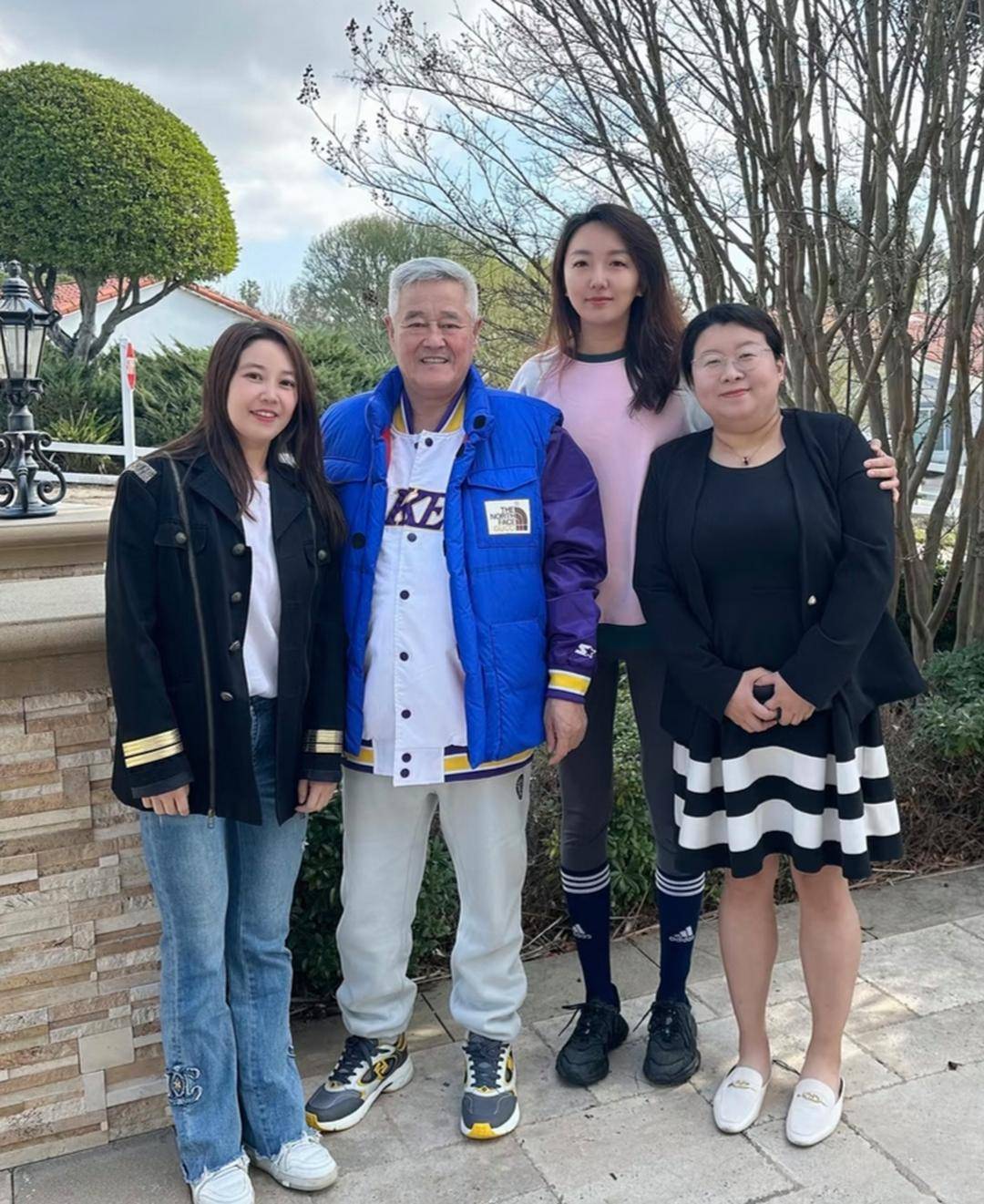 68岁赵本山在美国加州被偶遇，他穿了一身名牌衣服，白发苍苍，虽然外表苍老了好多，但精神状态看起来挺好的。