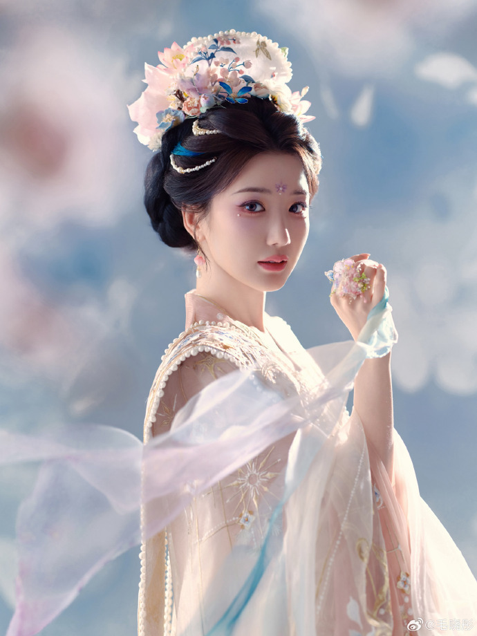 毛晓彤被曝凌晨从医美诊所离开，本人回应：“作为一个爱吃面食的天津人，查出面粉不耐受可怎么办”