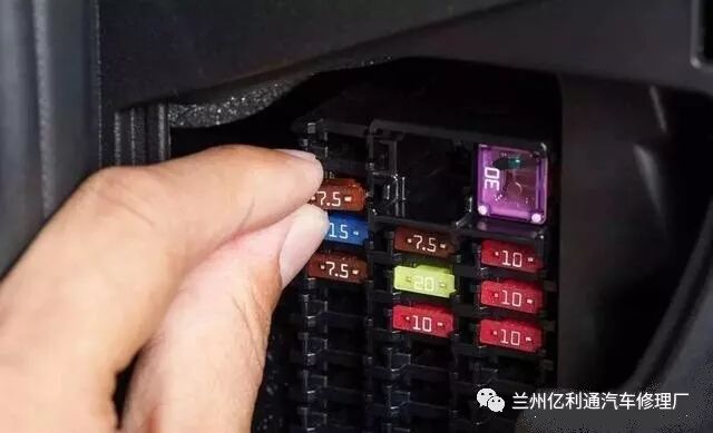 原来是这几种情况容易烧断汽车保险丝
