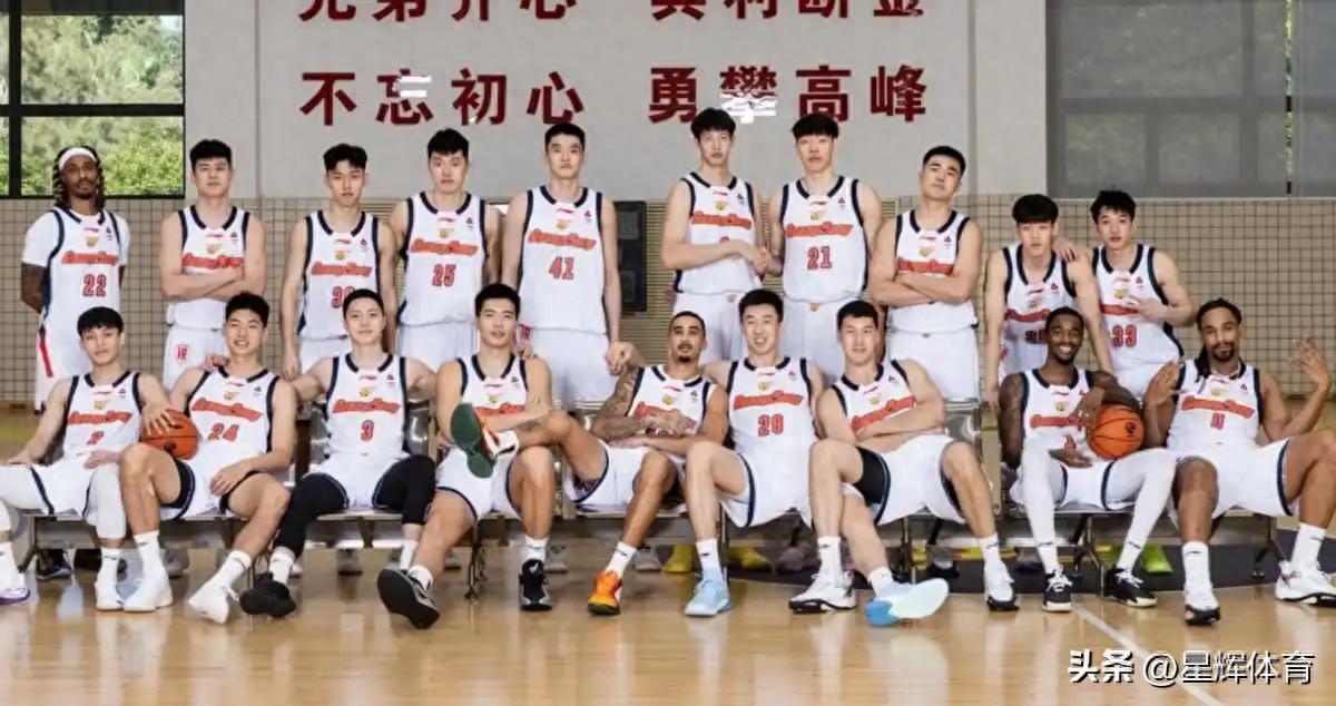 广东队返莞！杜锋表情凝重 徐杰情绪低落 崔永熙不高兴 胡明轩忙签名