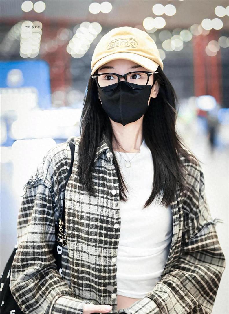 毛晓彤机场私服真会穿!格子衬衫白短T牛仔裤,休闲随性又时髦!_新闻