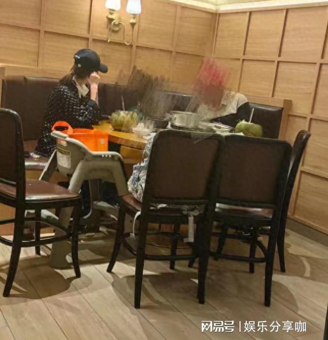 唐艺昕白纱遮面度假秀，与亲朋热聊别具一格装扮超吸睛