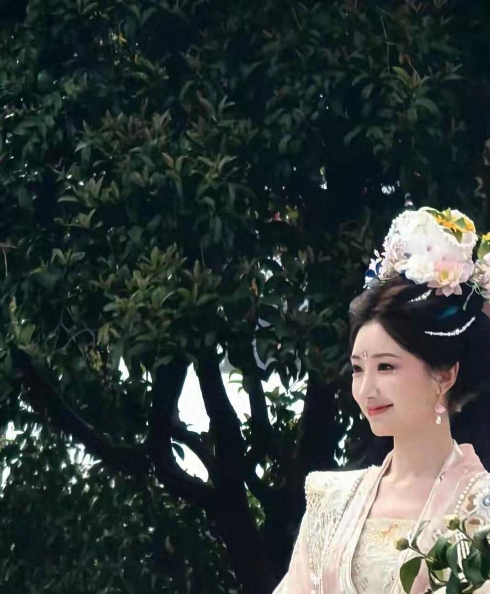杭州西湖偶遇毛晓彤，她穿古风长裙好美，站桃花树下宛若花神下凡_新闻