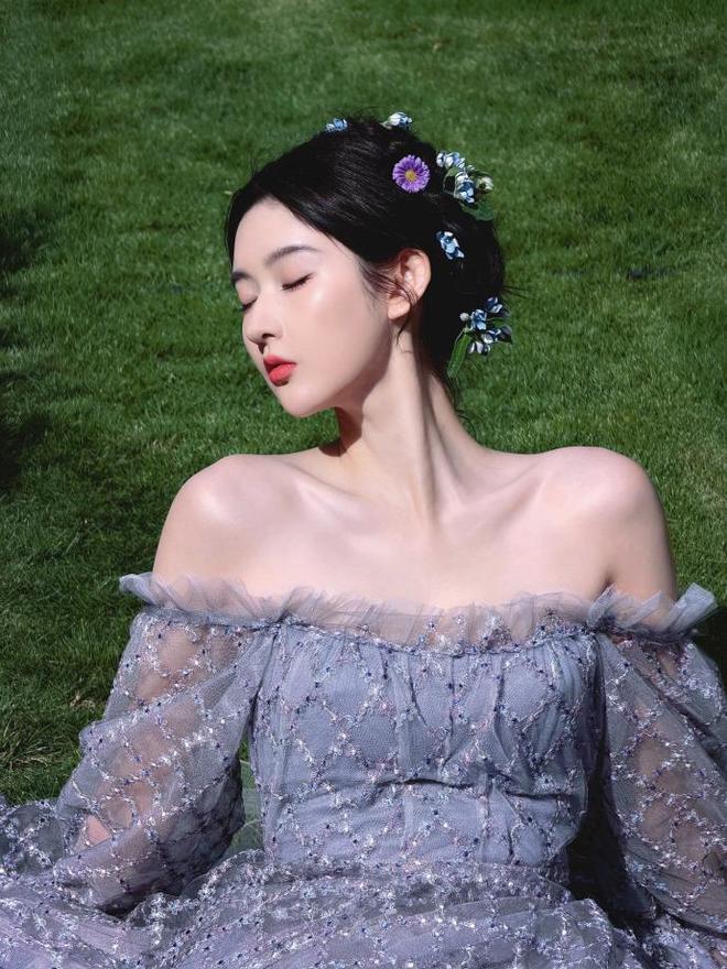 王玉雯美的像“紫罗兰花仙子”！一字肩紫裙搭梦幻头纱，美神降临