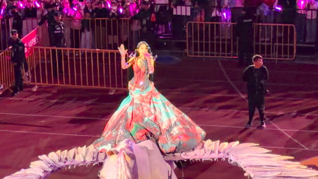 蔡依林演唱会花车巡游对看台比心，演唱倒带说爱你