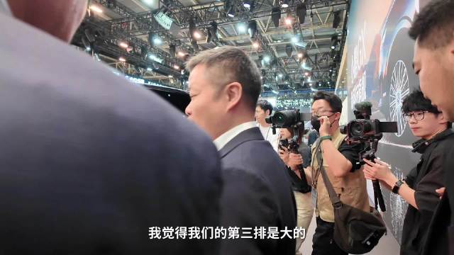 李斌北京车展盛赞小鹏GX电动折叠设计