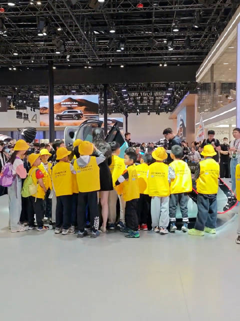北京车展小学生研学小米展台，设计师讲解概念超跑Vision GT