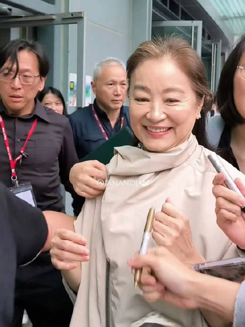 林青霞亮相香港中文大学，精神矍铄，网友誉为优雅老去的典范