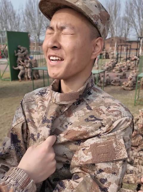 来看新兵信任背摔，见证什么是真正战友情！