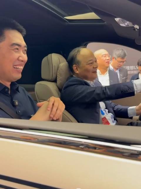 宁德时代董事长体验理想L9悬架赞不绝口