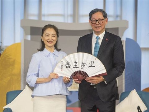 71岁林青霞罕见露面满头白发现身大学3千人挤爆朝圣气场炸裂