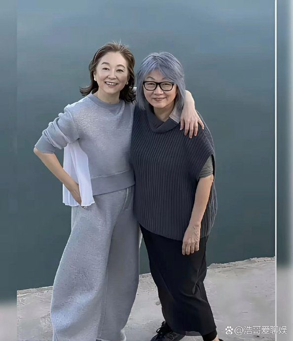 林青霞为何能坦然接受白发与皱纹，并称其是岁月的勋章？