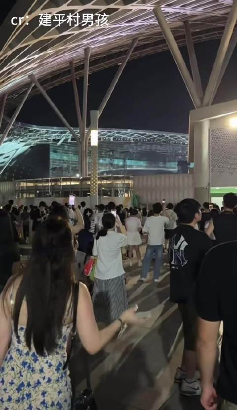 陶喆演唱会场外歌声清晰引合唱，歌迷呼吁设场外听票区