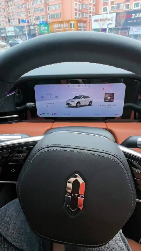 问界M5车主被困半小时，主驾车门无法打开