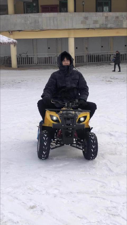 胡一天多剧角色亮相引粉丝热捧