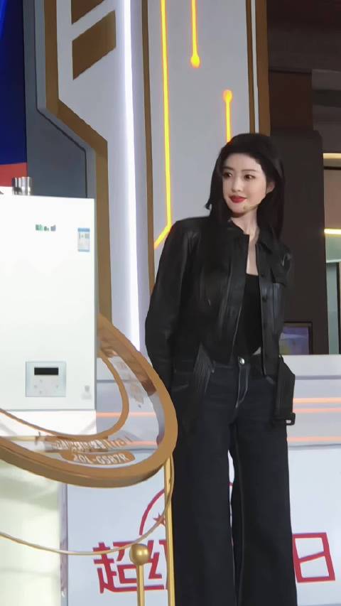 张天爱原相机直出视频 穿皮衣好飒好美啊