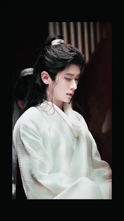 丞磊演绎多角色魅力，共赴浪漫花海晚霞