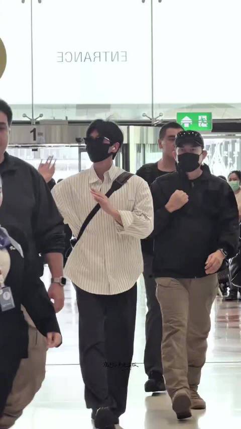 丞磊大明星泰国出发回国 私服穿搭好帅 人群中好耀眼