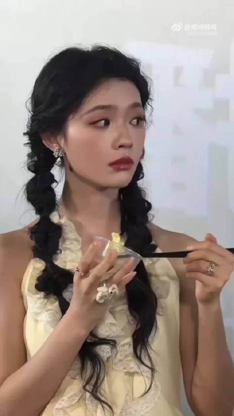 镜头前的林允丝毫不做作，并没有刻意细嚼慢咽