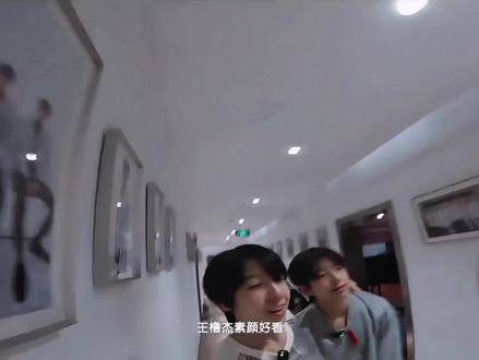 “他口中所有被世人称颂的绝色，都比不上初见你时那一瞬的心动”