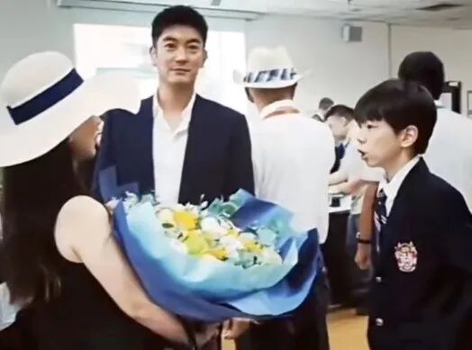 杜江霍思燕夫妇现身儿子毕业典礼,12岁嗯哼近照曝光