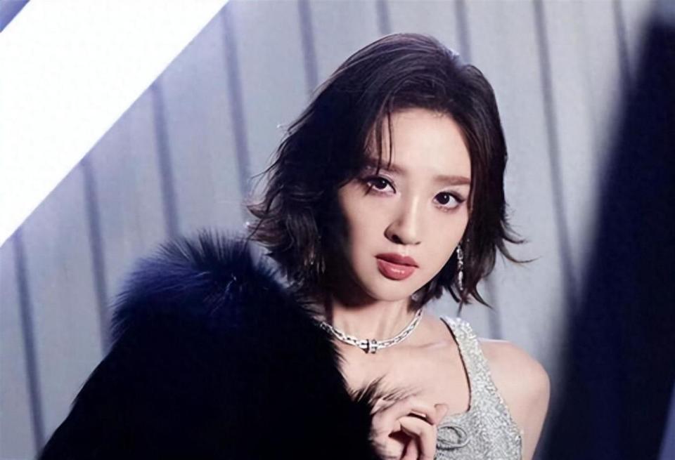 张若昀全网发唐艺昕乘风直拍:内娱最稳的夫妻，从来都不秀恩爱_新闻