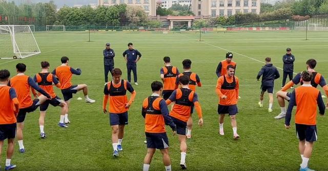 记者：克雷桑、刘洋参加山东泰山赛前最后一练