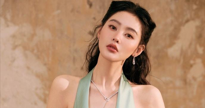 张天爱太丰满了，真空穿挂脖裙都兜不住好身材，我感慨资本会选人