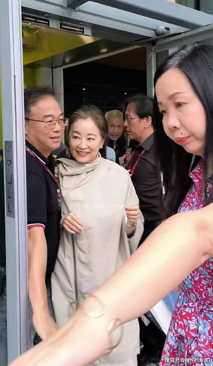 71岁林青霞惊喜现身活动现场，褪去往日的明艳锋芒，举手投足间尽显从容大气