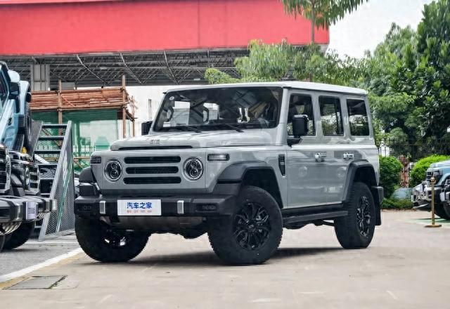 车长超5米4,轴距近3米5,212家族硬派造型,越野“角斗士”来了!